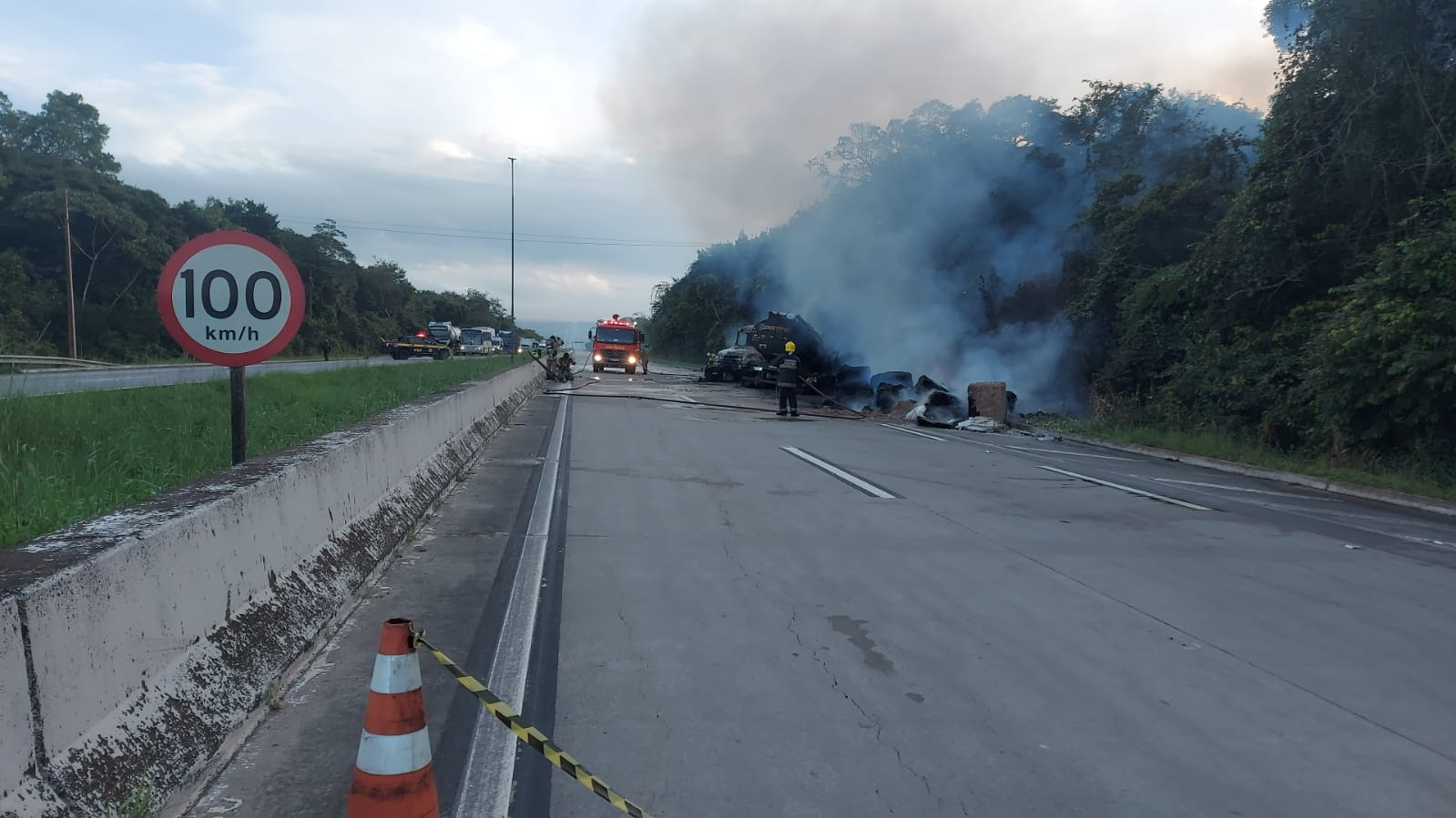 78805a221a988e79ef3f42d7c5bfd418-86 Morre motorista carbonizado em colisão de caminhões na BR 101, na Paraíba