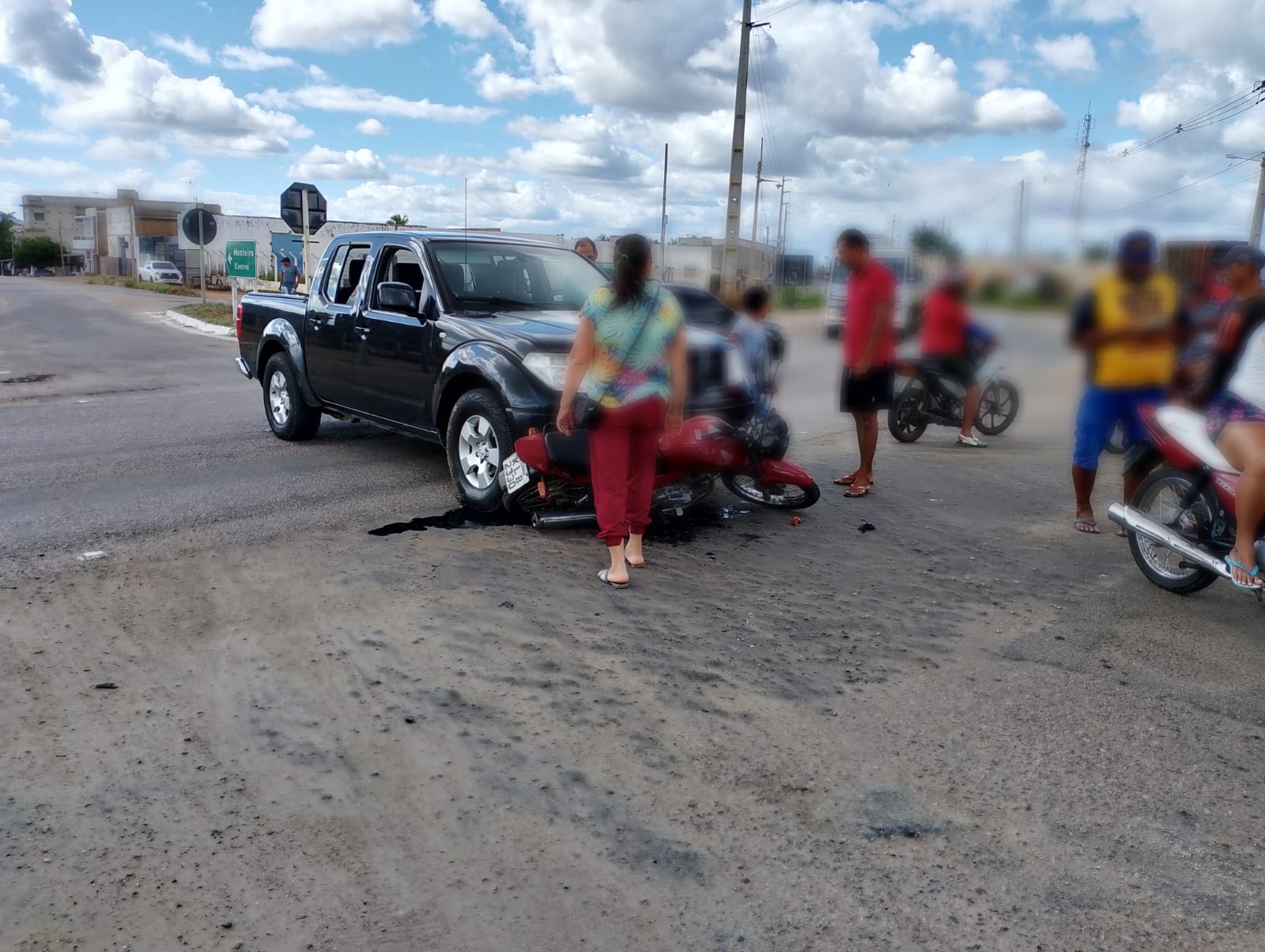 Point-Blur_Jun052024_151150 Colisão entre carro e moto deixa mulher ferida em Monteiro