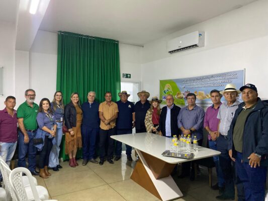 Produtos-oriundos-do-Abatedouro-Frigorifico-do-Cariri-1-533x400 Prefeita Lorena conhece primeiros produtos oriundos do Abatedouro Frigorífico do Cariri e participa de reunião com cooperados da CAPRIBOM