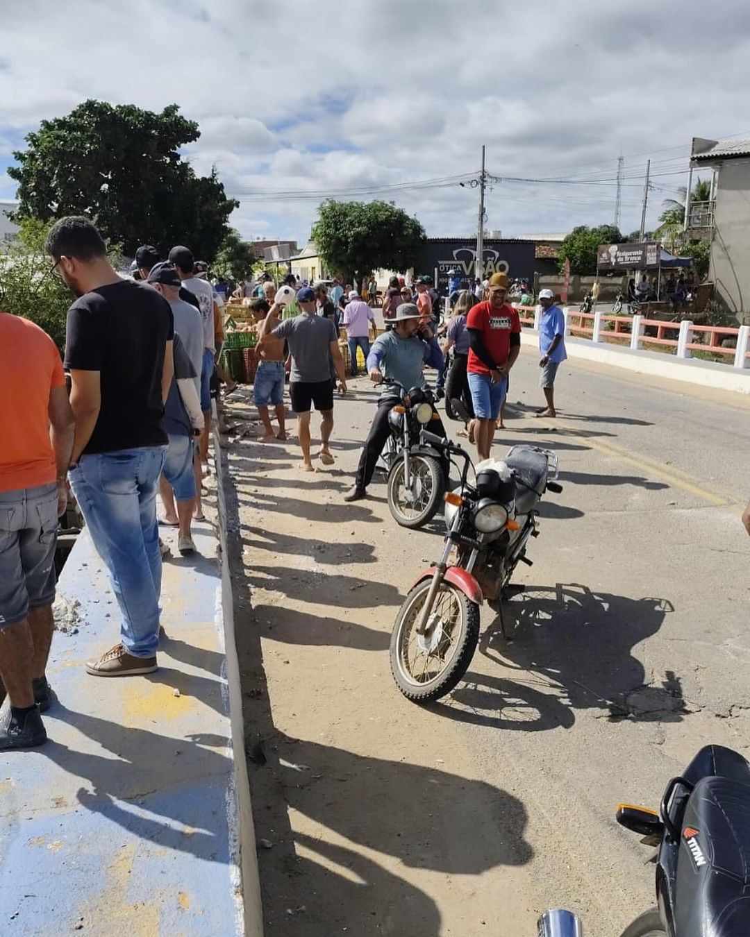 451183355_18423769153071250_541086410999297664_n Caminhão carregado com frango capota em ponte na entrada de Prata