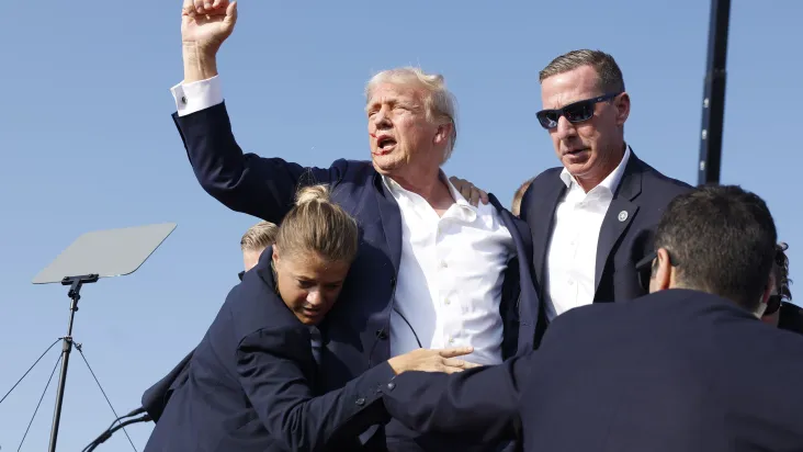 GettyImages-2161922003 Veja momento que Trump é ferido em comício nos EUA