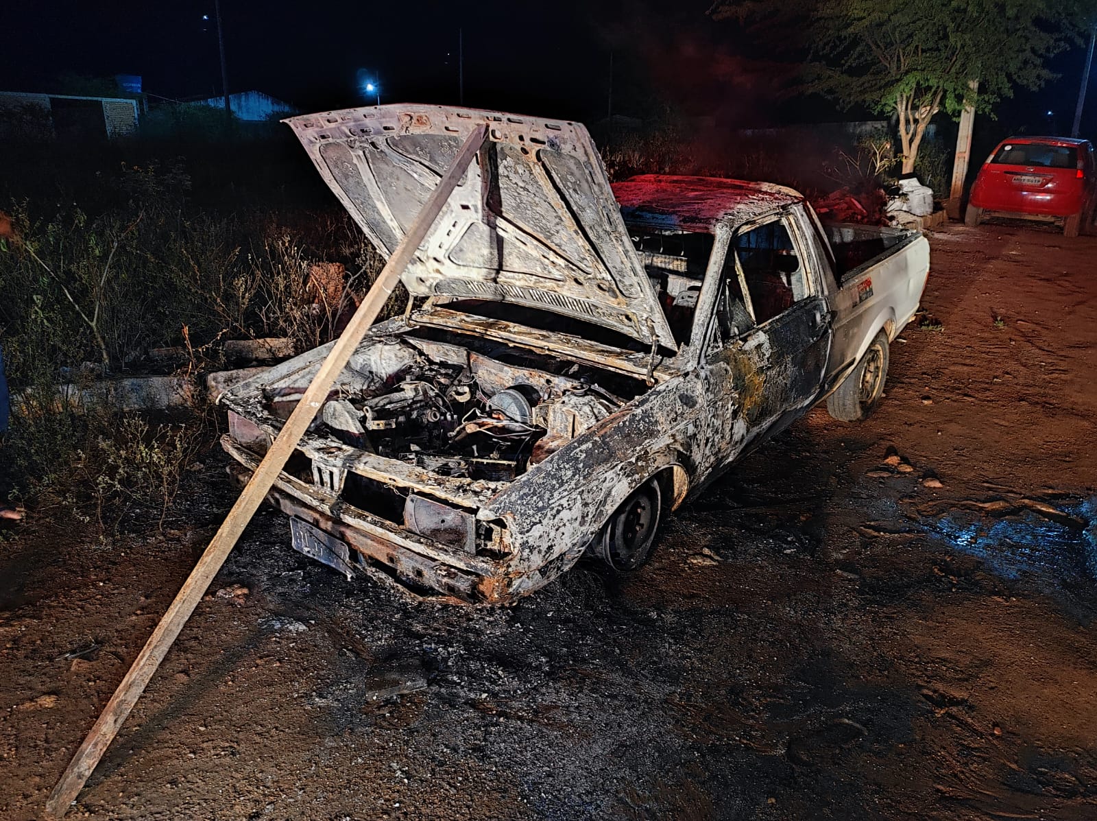 IMG-20240724-WA0318 Carro é consumido por incêndio durante a madrugada em Sumé