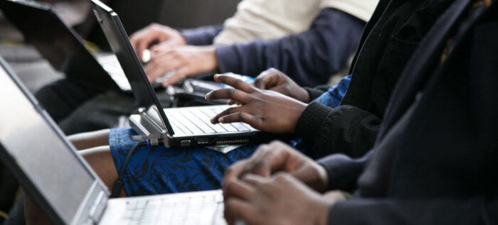 jovens_em_frente_a_computadores-1-700x317 GSI constata tentativas de acesso ao sistema de pagamento do governo federal após apagão cibernético