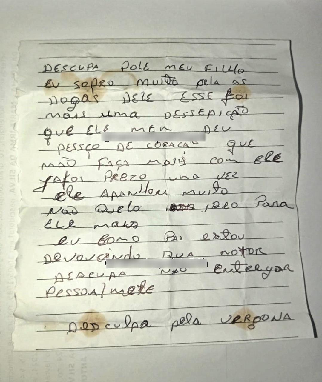 Bilhete Pai de suspeito devolve motocicleta roubada e deixa bilhete, em Camocim: 'Desculpa pelo meu filho'