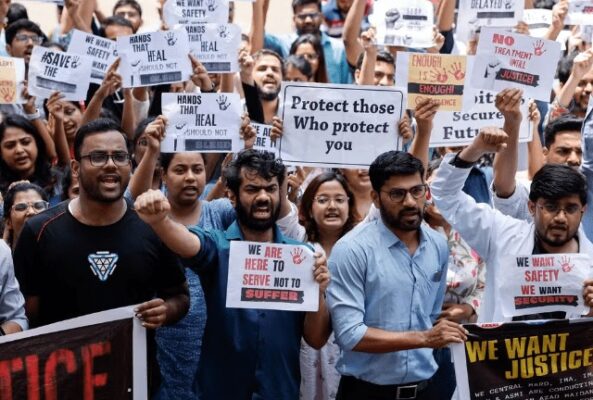 WhatsApp-Image-2024-08-18-at-06.26.33-593x400 Médicos paralisam hospitais na índia em protesto por estupro e morte de médica residente de 23 anos