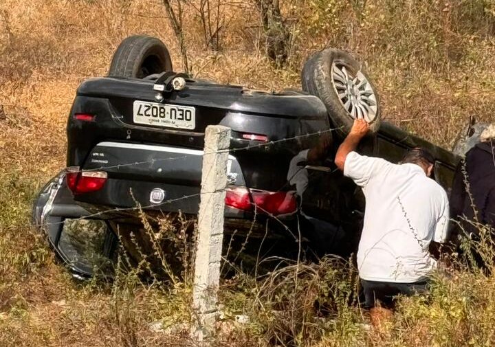 acidente-carro-serra-branca-e1723717947250 Carro capota e deixa duas pessoas feridas na cidade de Serra Branca