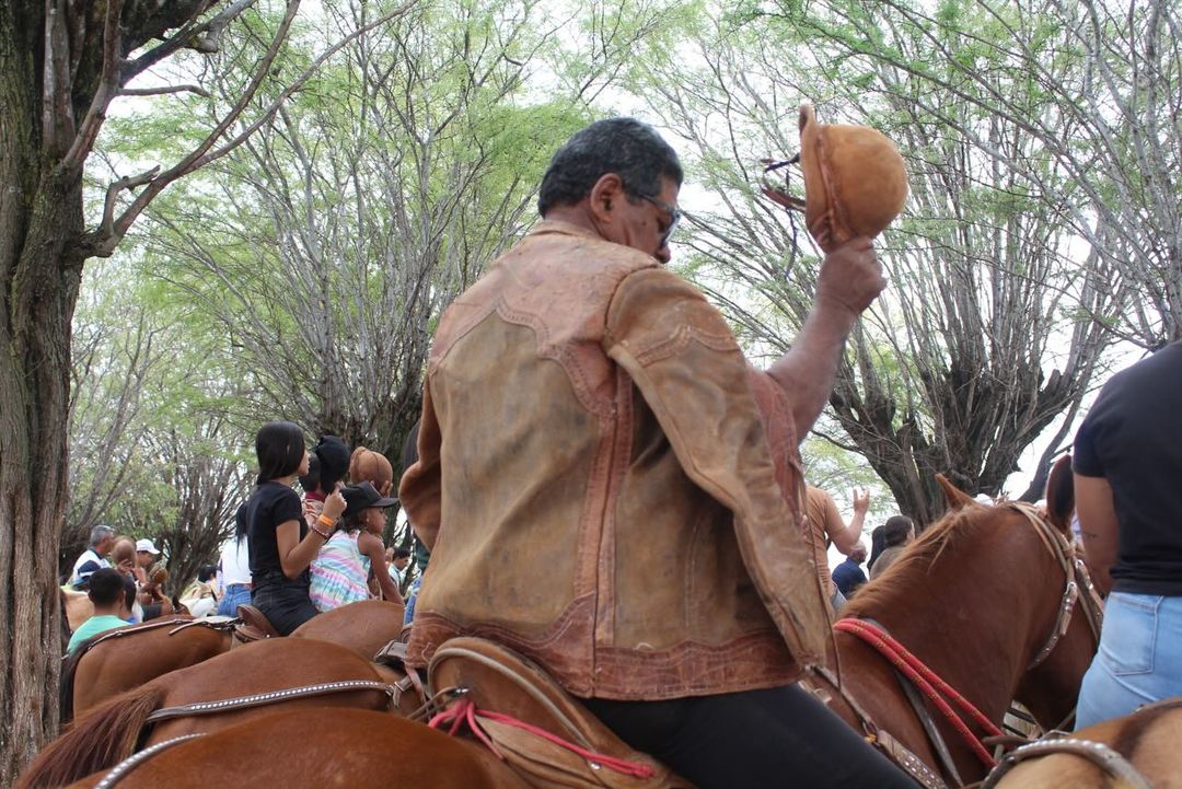 SaveClip.App_459105222_18331404565183023_254487998241807844_n Vaqueiros Celebram Tradicional Missa na Festa de Nossa Senhora das Dores em Monteiro 