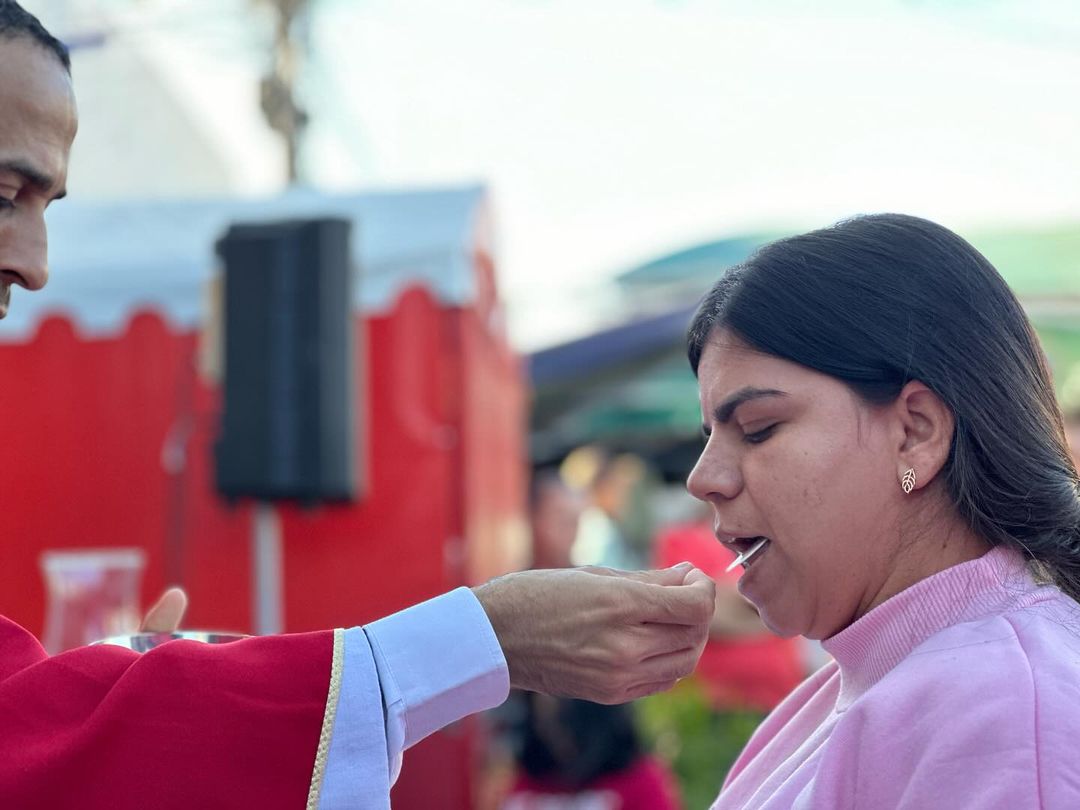 SaveClip.App_459478227_18332153089183023_4752904104281130315_n Paróquia Nossa Senhora das Dores celebra Santa Missa na feira livre de Monteiro