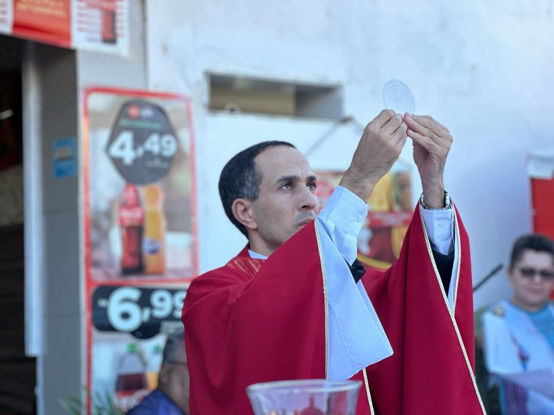 SaveClip.App_459483167_18332153119183023_4470677025523491592_n Paróquia Nossa Senhora das Dores celebra Santa Missa na feira livre de Monteiro