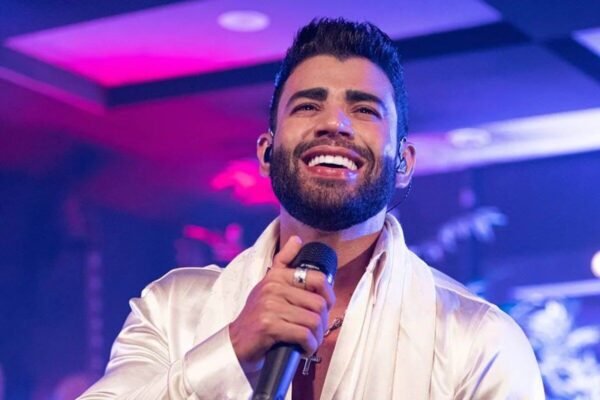 gusttavo-lima-celular-na-musica-600x400 Com prisão decretada, Gusttavo Lima tem show de R$ 1 milhão em Pernambuco na próxima semana