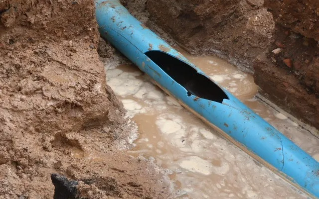 vazamento-de-agua-na-rua-hercilio-luz-fotos-denis-luciano-4oito-16 CAGEPA informa suspensão temporária de água no centro de Monteiro e adjacências devido a rompimento de tubulação