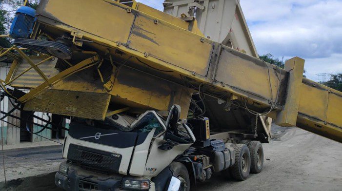 Captura-de-tela-2024-10-28-160545 Trabalhador morre esmagado após máquina de carregamento de asfalto cair sobre cabine de caminhão