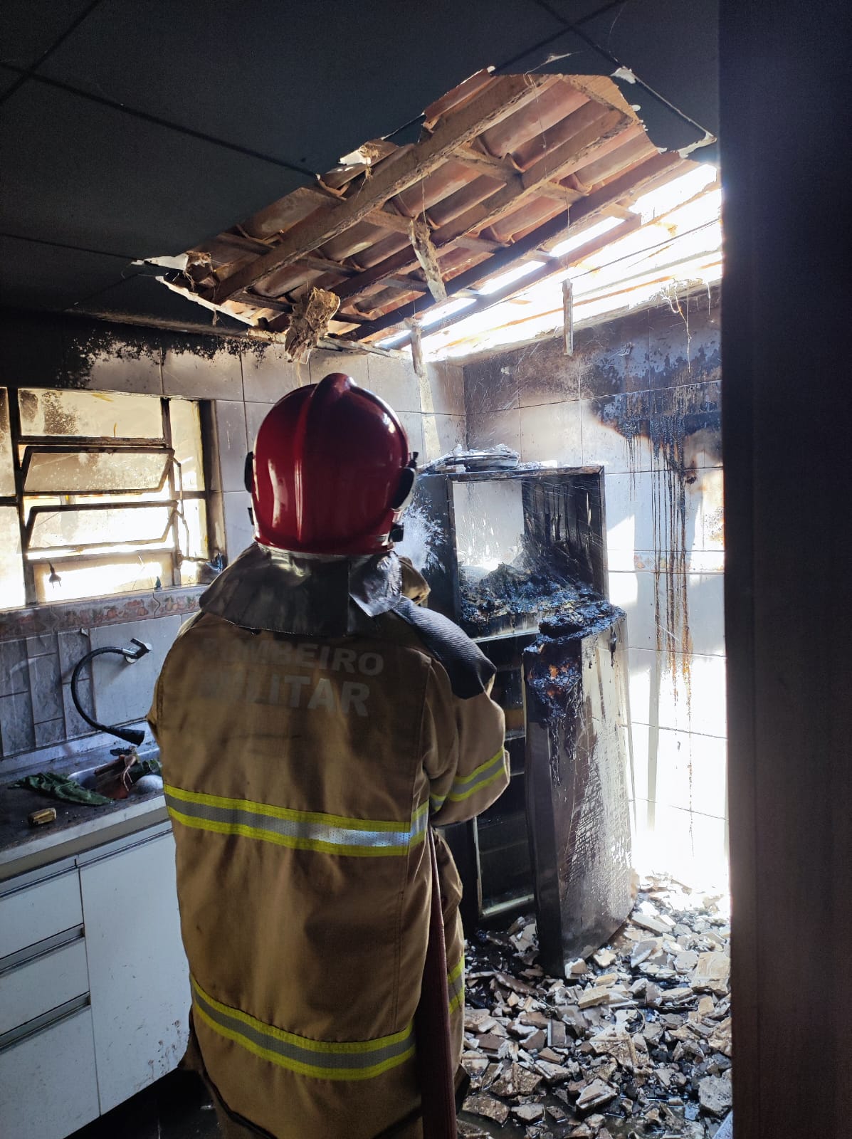 IMG-20241008-WA0426 Corpo de bombeiros atende chamado de incêndio em residência em Monteiro