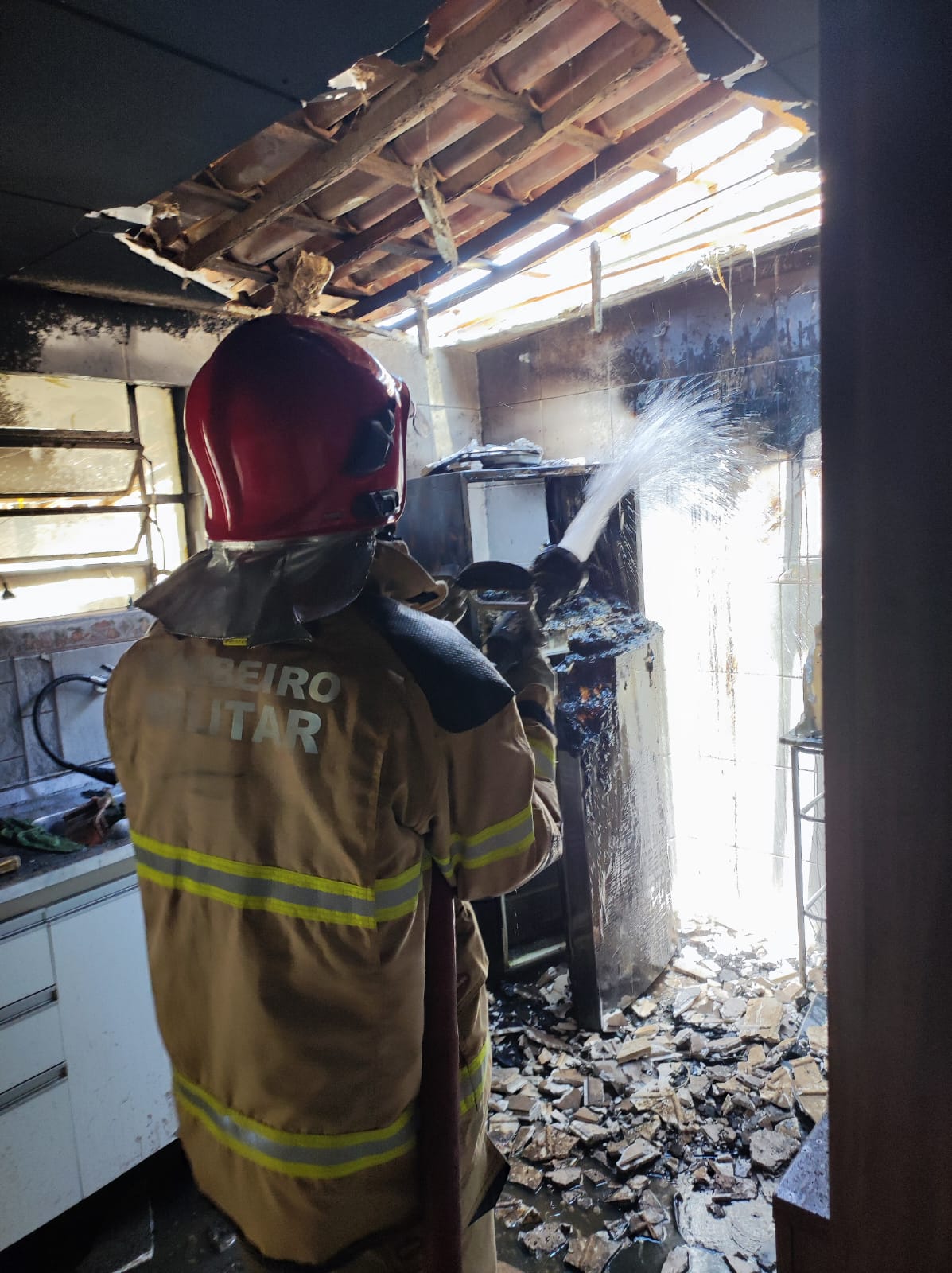 IMG-20241008-WA0427 Corpo de bombeiros atende chamado de incêndio em residência em Monteiro