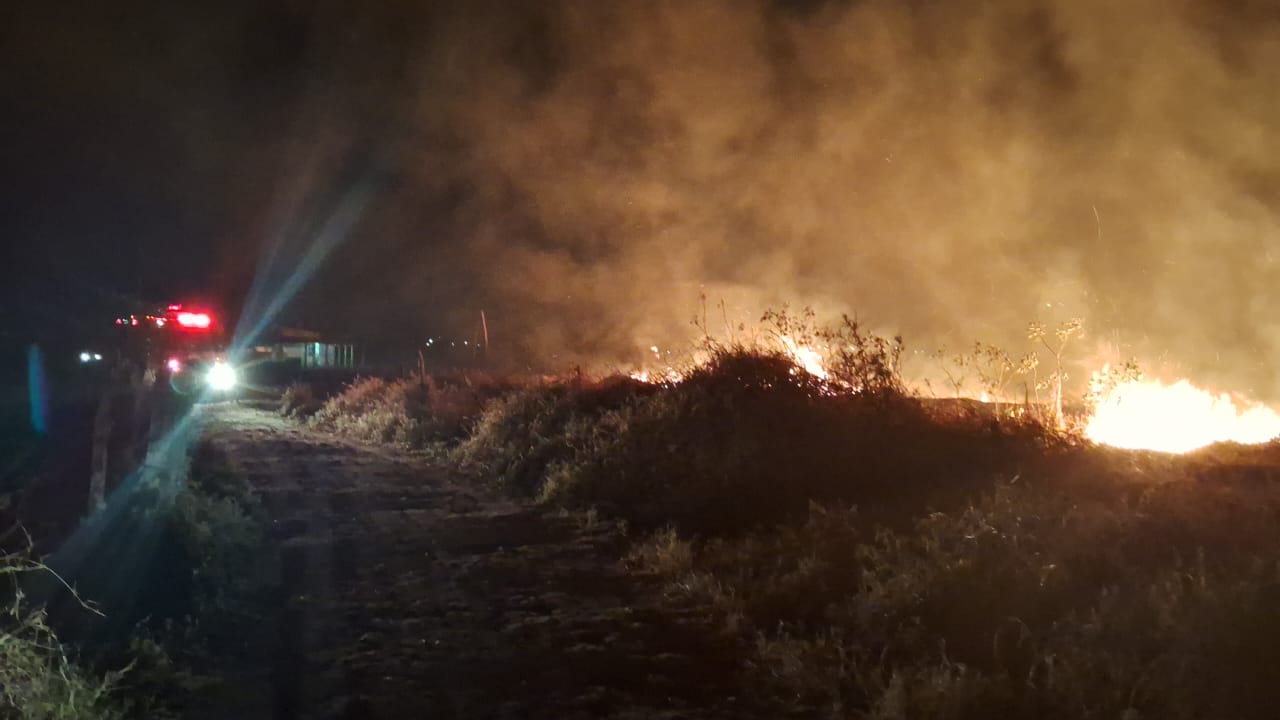 IMG-20241024-WA0031 Bombeiros combatem incêndios em Vegetação em Monteiro com Apoio Municipal