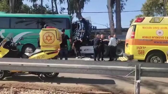 WhatsApp-Image-2024-10-27-at-09.40.38-1-700x394 Colisão de caminhão em ponto de ônibus deixa 35 feridos em Israel, diz polícia