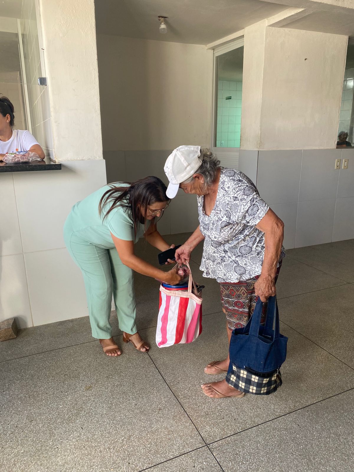 IMG-20241119-WA0401 Monteiro: Ação Social entrega alimentos para pessoas carentes em parceria com Governo do Estado