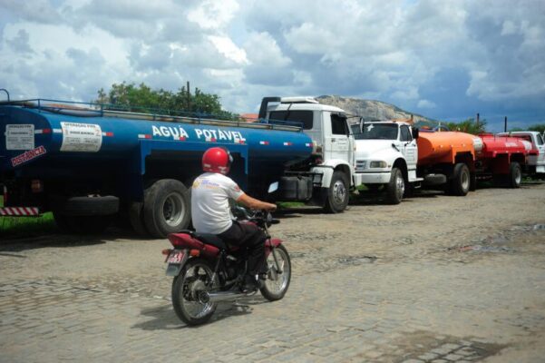 carro-pipa-FOTO-fernando-frazao-agencia-brasil-768x511-1-601x400 Operação Carro-Pipa é retomada na Paraíba, nesta quarta-feira, após Governo Federal suspender abastecimento