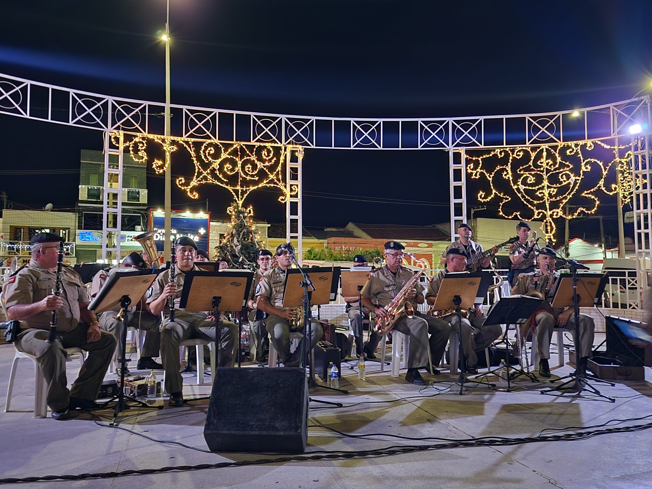 20241211_203136-scaled Banda de Música do 2º BPM encanta público em Monteiro na programação de Natal