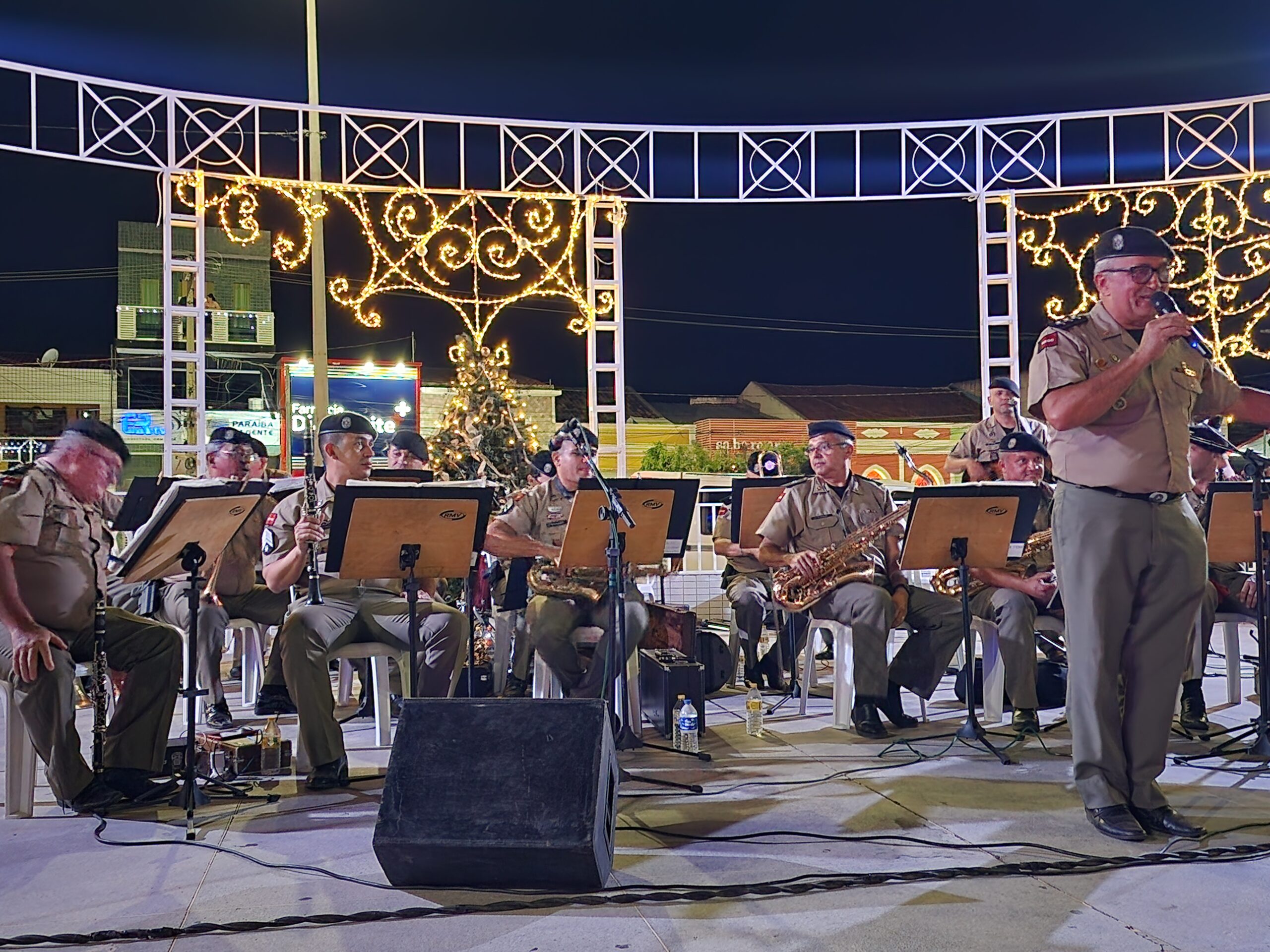 20241211_205557-scaled Banda de Música do 2º BPM encanta público em Monteiro na programação de Natal