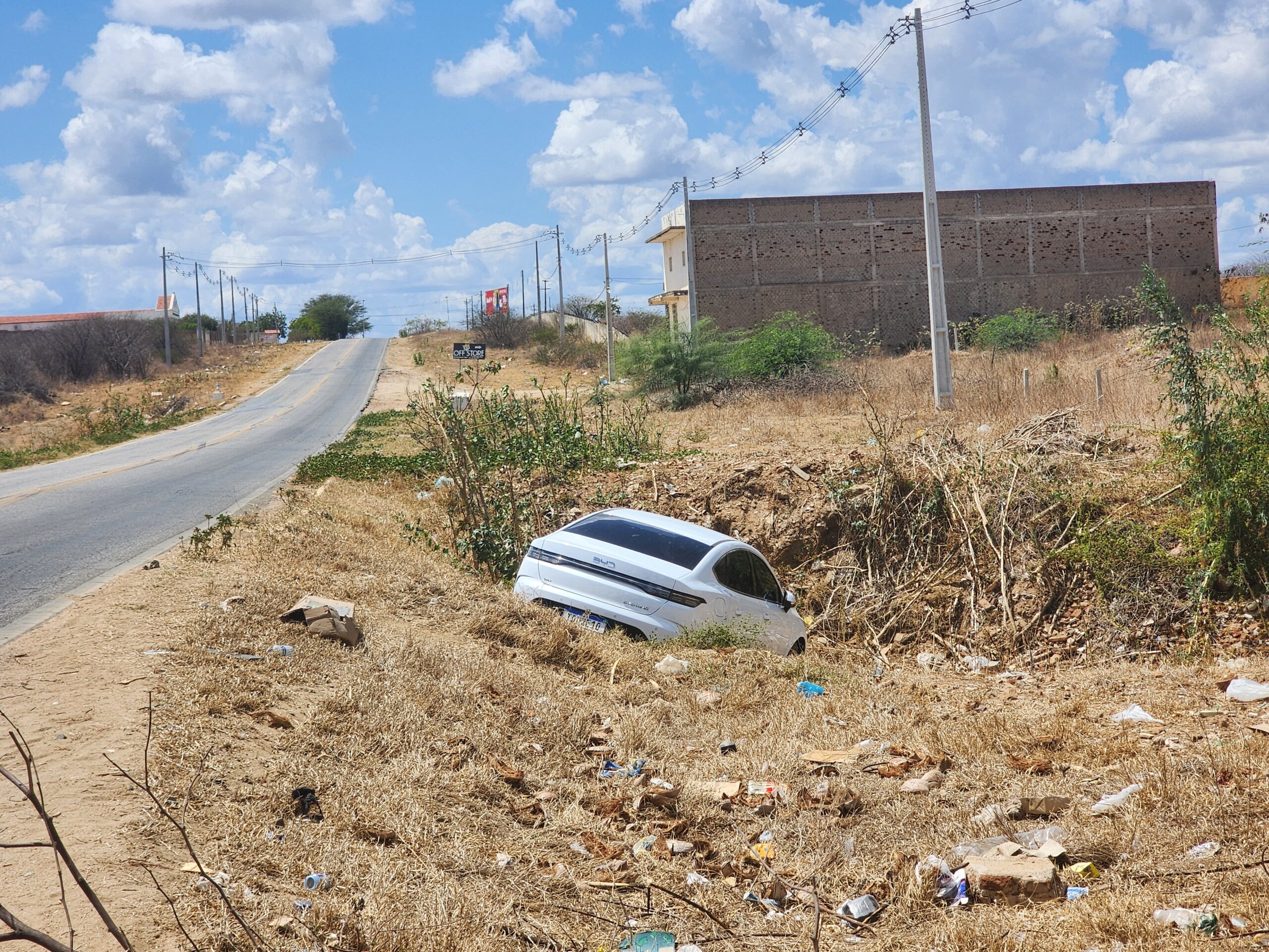 20241228_123118-scaled Acidente na BR-412 em Monteiro: Veículo elétrico desce barranco após manobra para evitar colisão