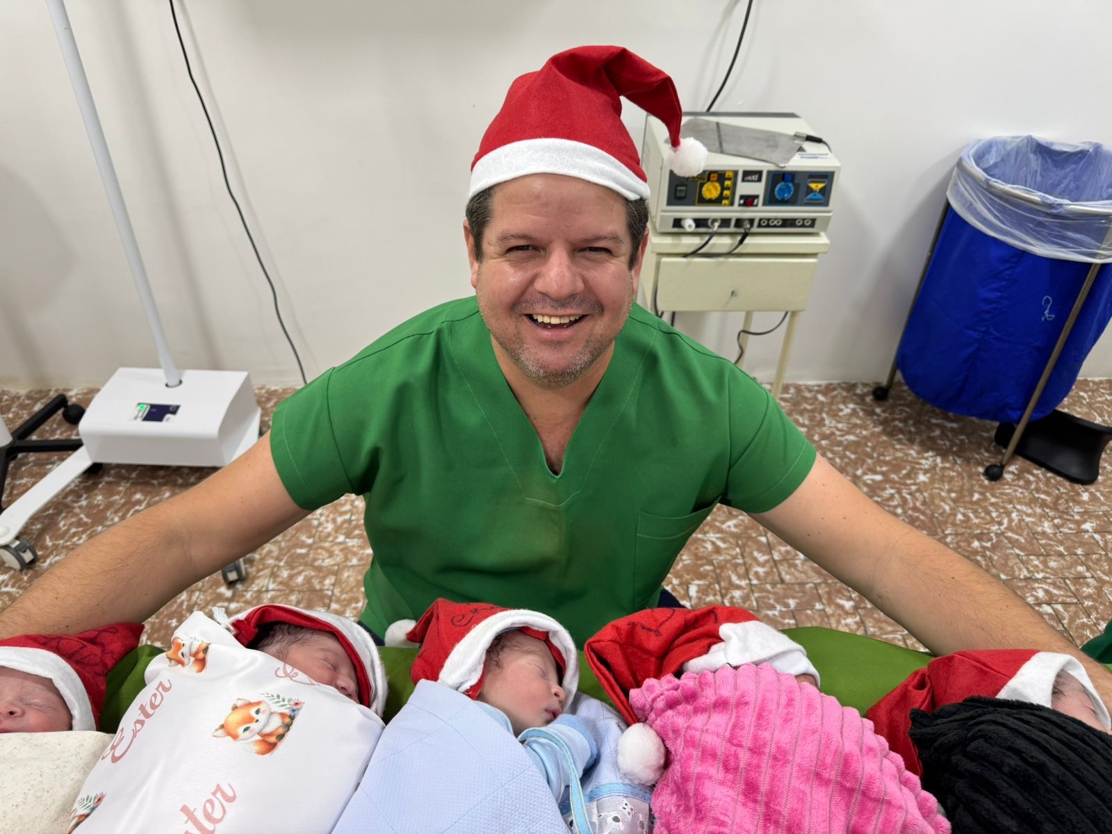 60d73436-316b-4f10-b8ca-8d7c8bfd0f48 Na véspera de Natal, médico e prefeito eleito de Ouro Velho realiza cinco partos em Itapetim