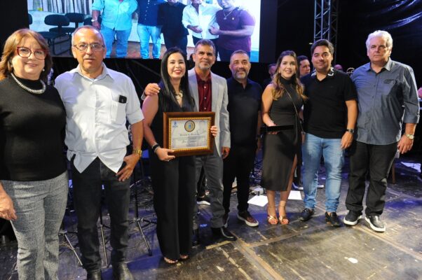 Homenagem-Ilmar-30-anos-15-602x400 30 anos de carreira de Ilmar Cavalcante leva multidão para a Praça João Pessoa em Monteiro