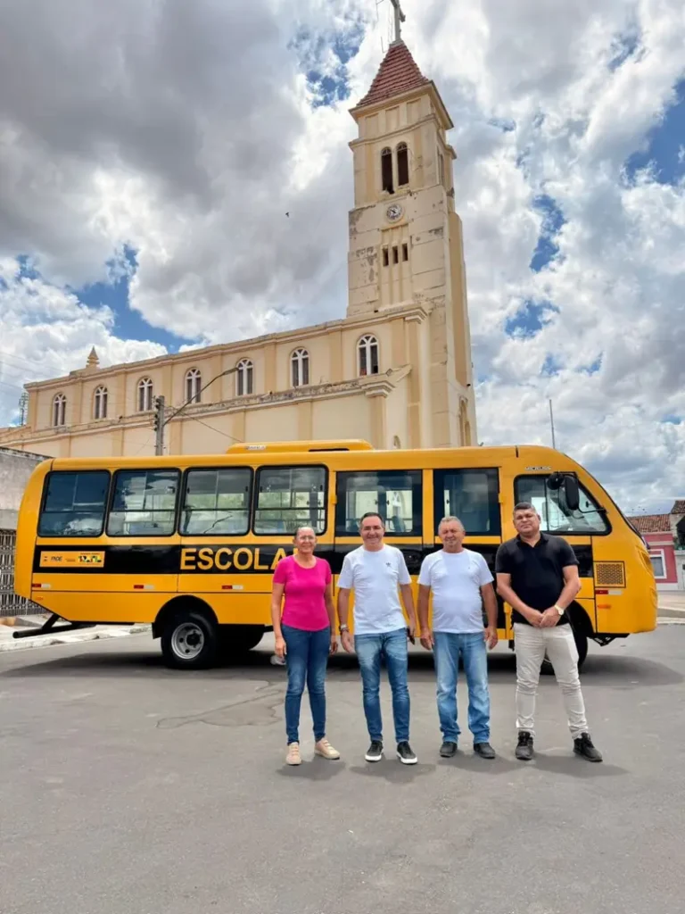 dad81724-a815-48fb-a337-543a629044e3 São Sebastião do Umbuzeiro recebe ônibus escolar 0km para a rede municipal de ensino