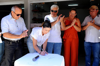 1000123137 Em sua última agenda administrativa, ex prefeita Anna Lorena entrega boxes a comerciantes do mercado público