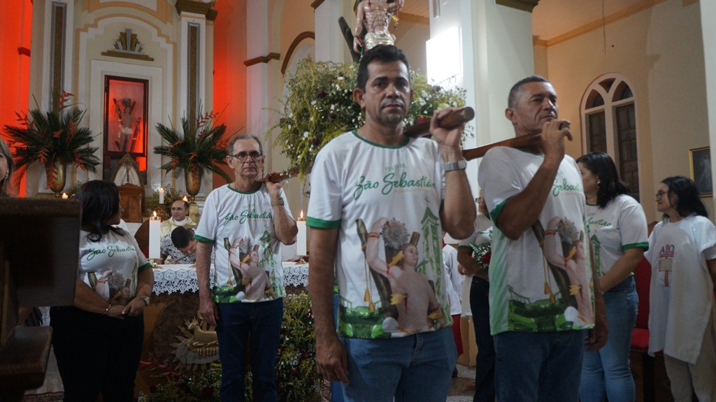 DSC03102 Mesmo debaixo de chuva, fiéis de São Sebastião participam da terceira noite da festa do Padroeiro em São Sebastião do Umbuzeiro