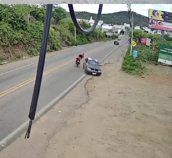 Screenshot_20250125_214339_WhatsApp2 Câmeras de segurança flagram colisão entre carro e moto que deixou jovem ferido em Sumé